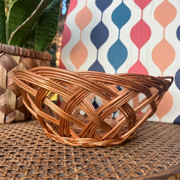 Yugoslavian Tan Woven Whicker Serving/Fruit Basket - Picture 4 of 12